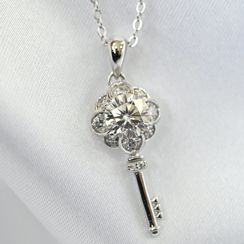 Certified 1ct. t.w. Moissanite Diamond Flower Key Necklace NEW - Picture 1 of 16